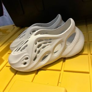 EUC miss Lola Foam Runner Sz 39 shoes beige off white